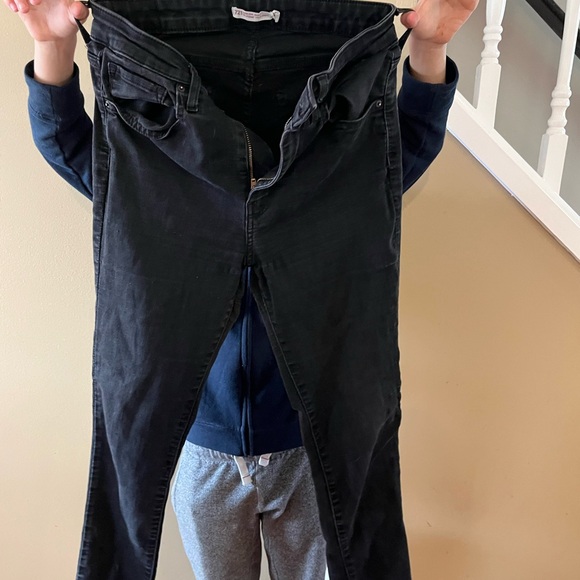 Good fit (fits on the smaller side.) stretchy black wash Levi’s jeans - Picture 3 of 4